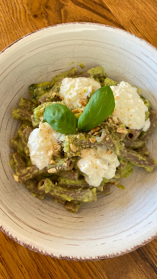 Macaroni, crème de courgette & basilic, stracciatella, noisettes
