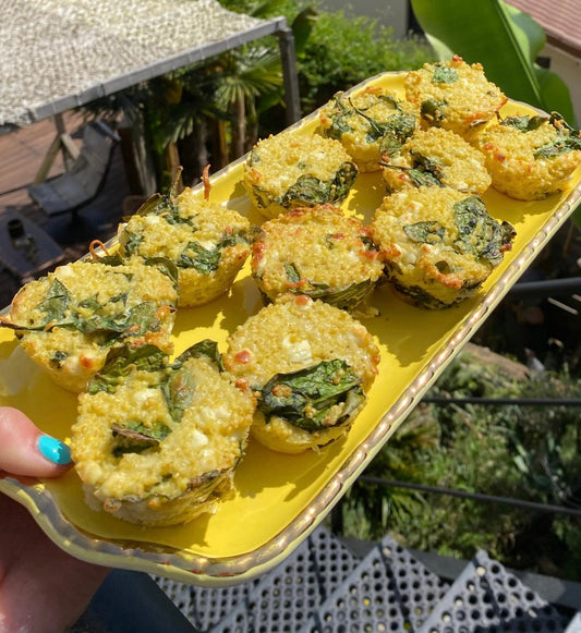 Muffins salés au millet, à la feta et aux épinards, dorés au four et présentés sur un plat