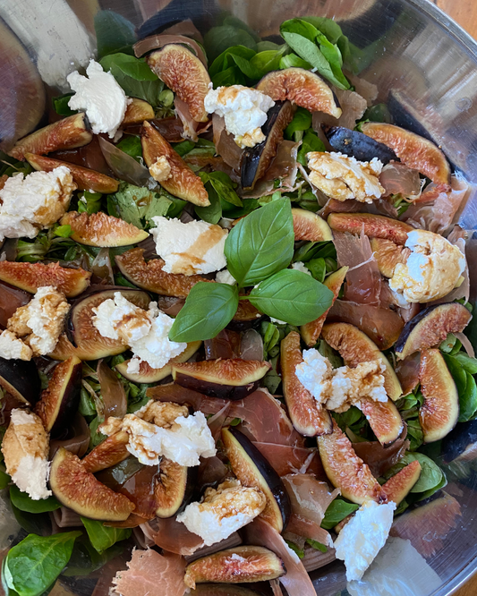 Salade de pâtes de sorgho gourmande avec des figues, du chèvre frais et du jambon cru 