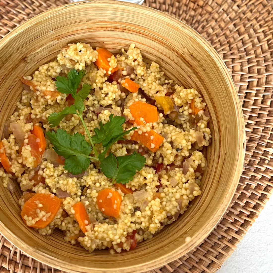 Jowar Upma au millet, carotte, tomate et curry