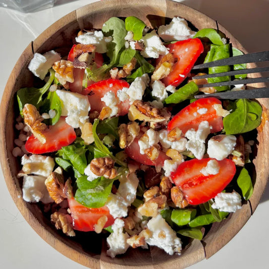 Salade sorgho, fraise, chèvre, miel