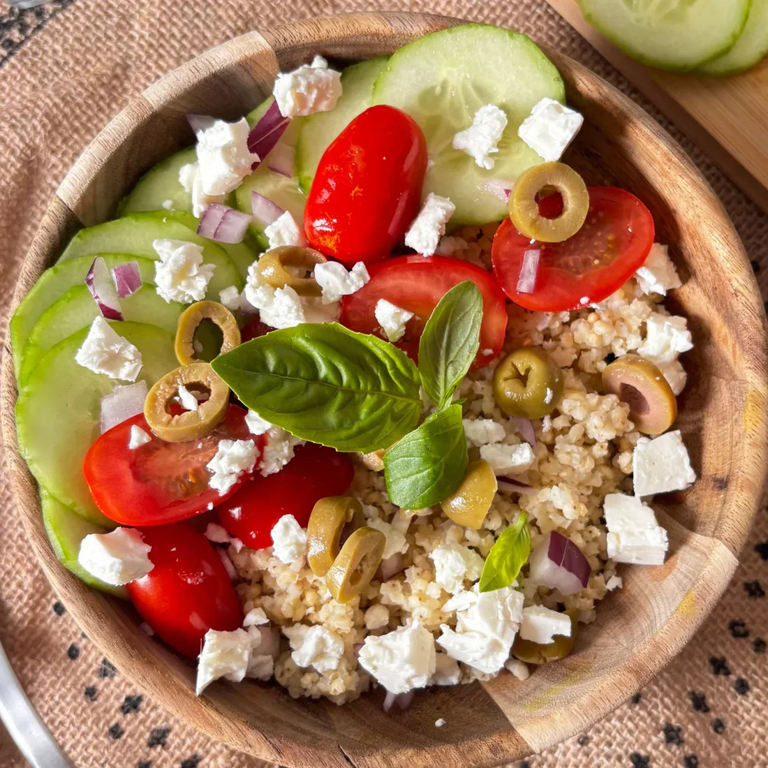 Bowl de millet à la méditerranéenne