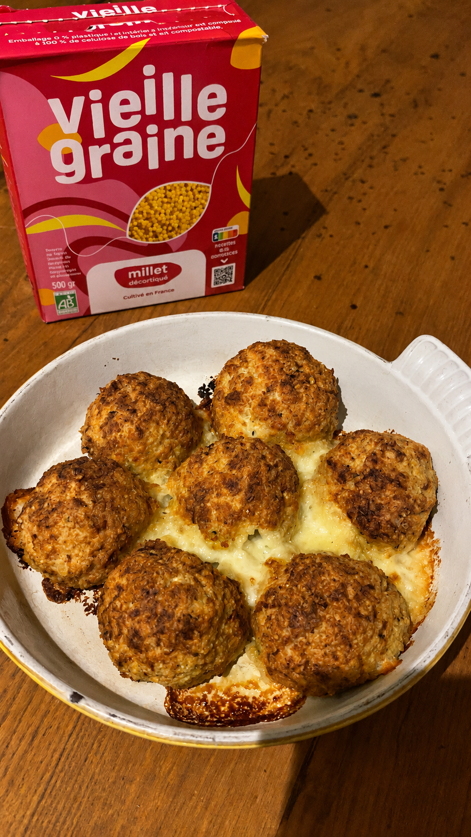 Huit croquettes de millet dorées et fourrées à la mozzarella