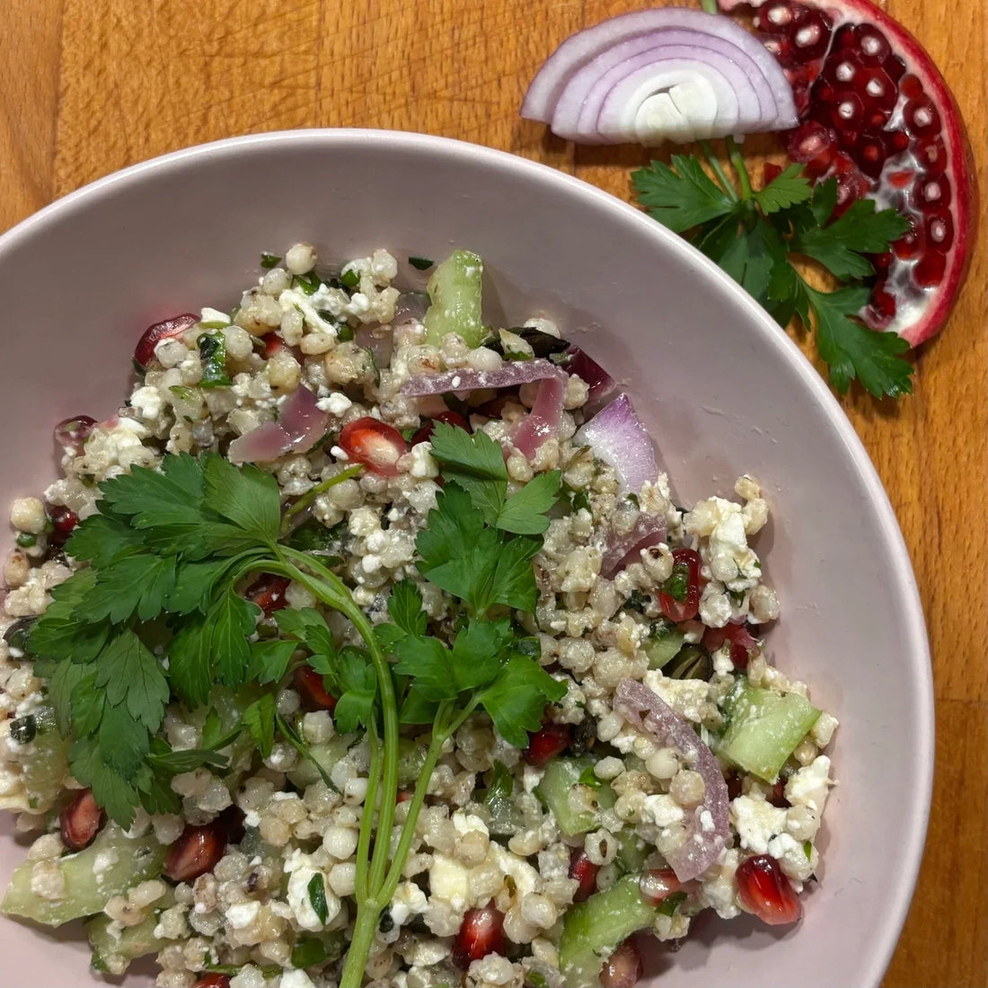 Salade de sorgho, fêta, concombre et grenade