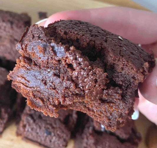 Part de brownie au millet très fondante et intensément chocolatée.