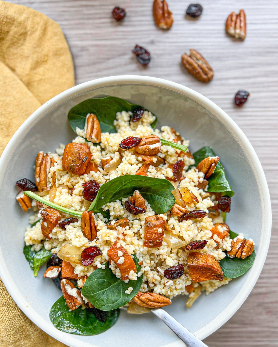 Salade de millet, patates douces, pécans et cranberries