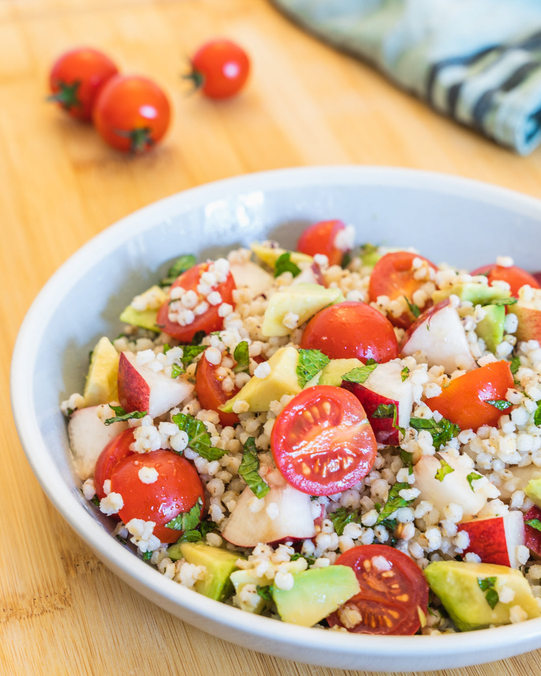 Salade de sorgho, nectarines, avocats et tomates cerises